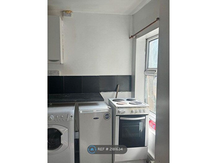 Studio To Rent In Henley St, Birmingham, B11