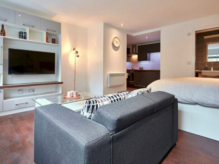 Apartment To Rent In South Parade, Leeds, #, LS1