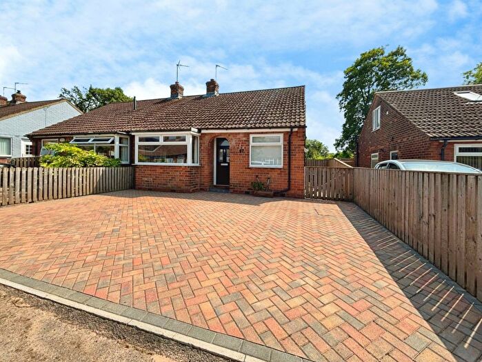 2 Bedroom Semi Detached Bungalow To Rent In Maple Grove, York, YO10