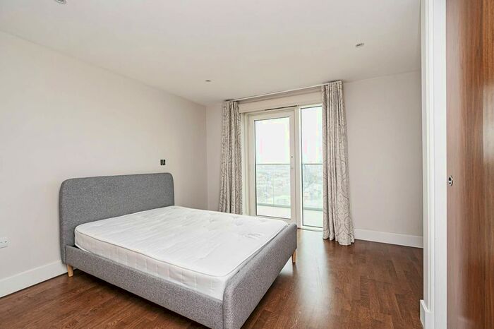 3 Bedroom Flat To Rent In Whitechapel High Street, Aldgate, London, E1