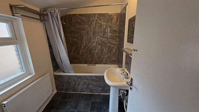 1 Bedroom Maisonette To Rent In Regina Road, Southall, UB2