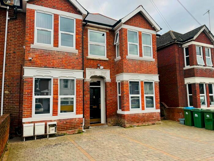 3 Bedroom Flat To Rent In Flat, Suffolk Avenue, Southampton, SO15