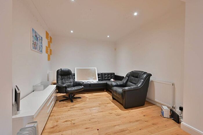 4 Bedroom Semi-detached House To Rent In Ridgehurst Avenue, Watford, WD25