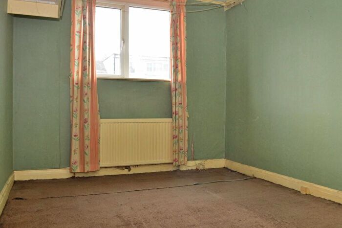 2 Bedroom Terraced House For Sale In Gainsborough Avenue, Oldham, OL8