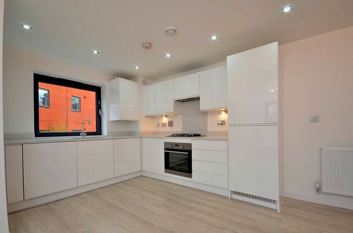 2 Bedroom Flat To Rent In Walnut Tree Close, Guildford, GU1