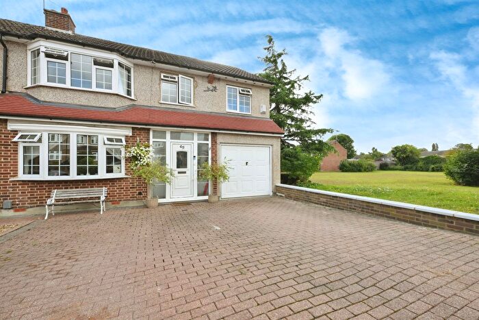 4 Bedroom Semi-detached House For Sale In Trafalgar Avenue, Broxbourne, EN10