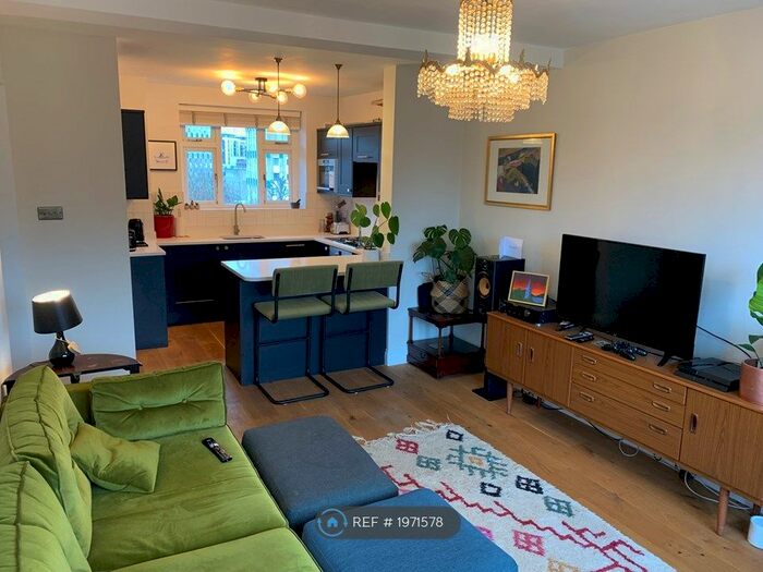 3 Bedroom Flat To Rent In Sidney House, London, E2