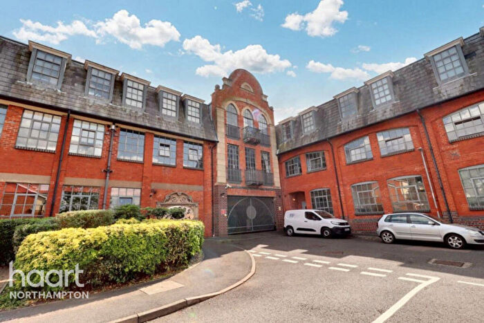 2 Bedroom Flat For Sale In Brockton Street, Northampton, NN2