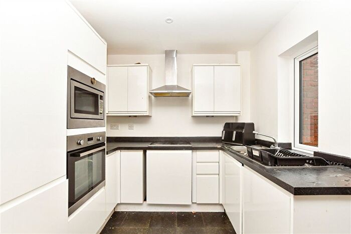 2 Bedroom Flat For Sale In Cantelupe Road, East Grinstead, West Sussex, RH19