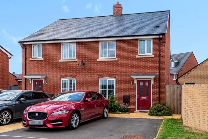 3 Bedroom Semi-Detached House To Rent In Berryfields, Aylesbury, HP18