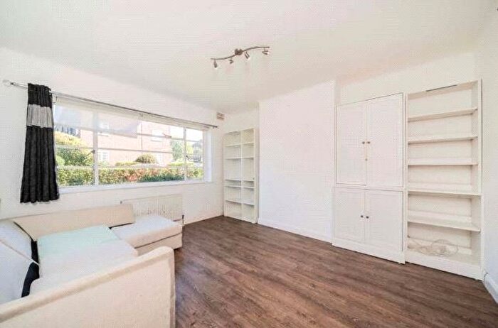 2 Bedroom Flat To Rent In Denison Close, East Finchley, London, N2