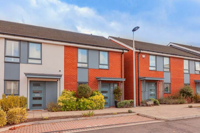 3 Bedroom Semi-Detached House To Rent In Padworth Avenue, RG2