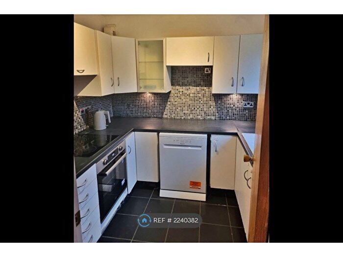 2 Bedroom Flat To Rent In Wicket Road, Perivale, Greenford, UB6