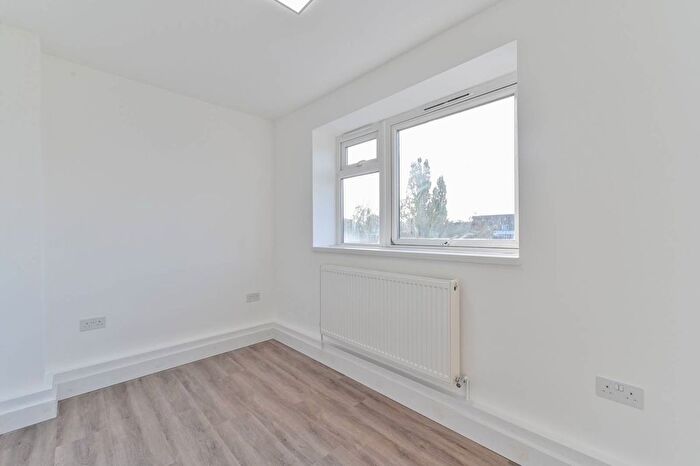 3 Bedroom Flat To Rent In Crownstone Road, Brixton, London, SW2