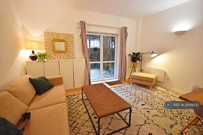 2 Bedroom Flat To Rent In William Fairburn Way, Manchester, M4