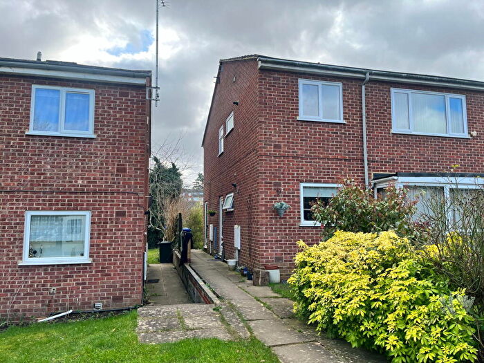 2 Bedroom Maisonette For Sale In Lodge Close, Banbury, OX16