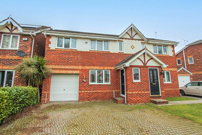 4 Bedroom Semi-Detached House For Sale In Chatsworth Drive, Rossington, Doncaster, DN11