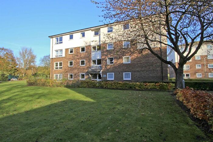 2 Bedroom Flat For Sale In Portal Close, Uxbridge, UB10