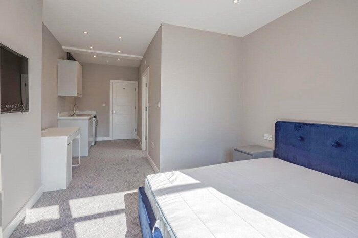 Studio To Rent In Goldhawk Road, London, W6