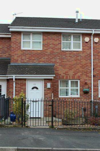 3 Bedroom Town House To Rent In Blueberry Avenue, Manchester, M40