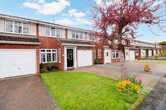 3 Bedroom Terraced House For Sale In Saltram Road, Farnborough, GU14
