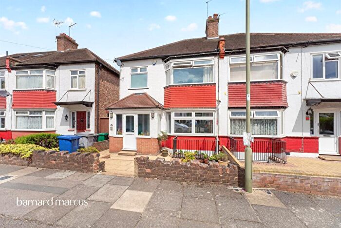 4 Bedroom Semi-Detached House For Sale In Fernwood Crescent, London, N20