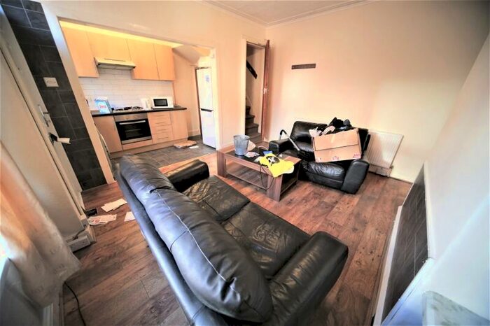 2 Bedroom Property To Rent In Harold Grove, Hyde Park, Leeds, LS6