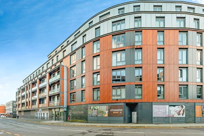 2 Bedroom Flat For Sale In Queensway, Redhill, RH1