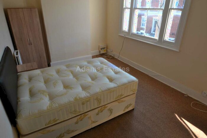 3 Bedroom Flat To Rent In Waylen Street, Reading, RG1