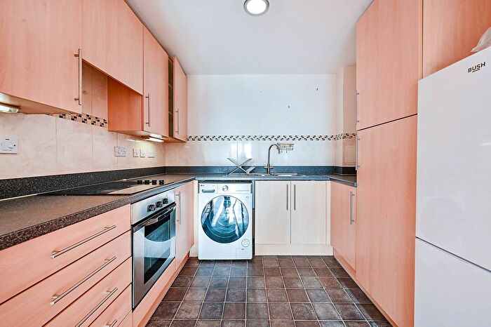2 Bedroom Flat For Sale In Warple Way, Acton, London, W3