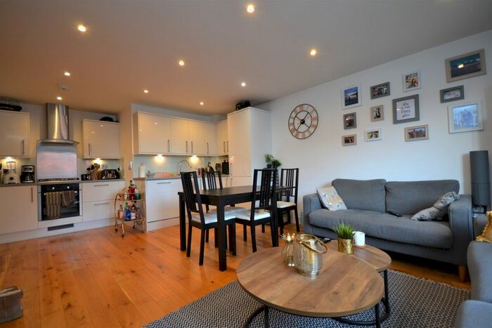 2 Bedroom Flat To Rent In Masons Hill, Bromley BR2