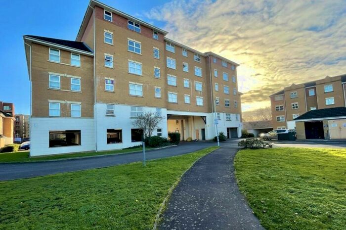 2 Bedroom Flat To Rent In Pickford Gardens, SL1