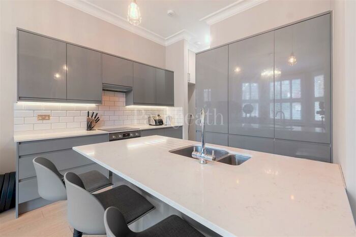 3 Bedroom Apartment To Rent In Walm Lane, London, NW2