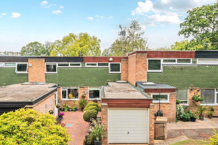 3 Bedroom Detached House For Sale In Berkeley Court, Weybridge, KT13