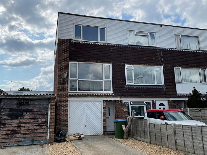 3 Bedroom Town House To Rent In Cherry Croft, Wick, BN17