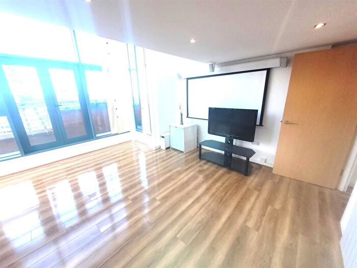 2 Bedroom Flat To Rent In Pall Mall, City Centre, L3