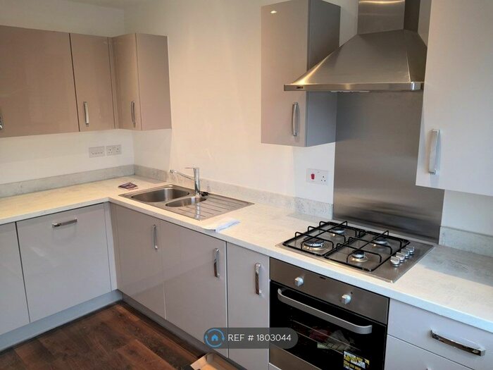 3 Bedroom Semi-Detached House To Rent In Lomas Close, Salford, M5