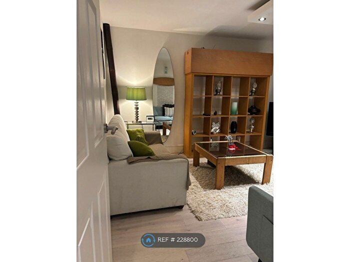 2 Bedroom Flat To Rent In Ravensmede Way, London, W4