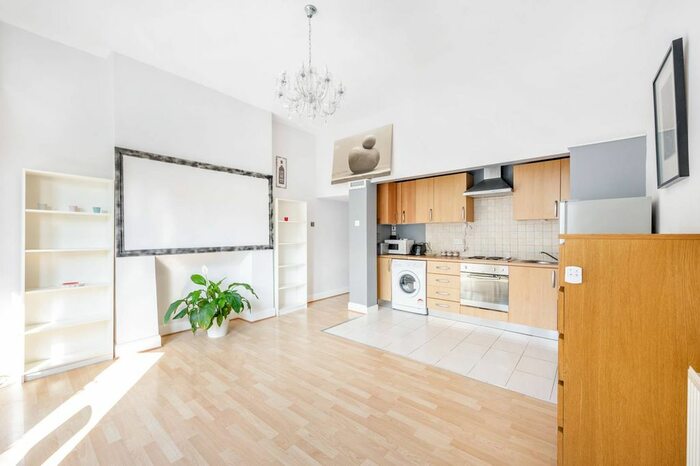 2 Bedroom Flat To Rent In The Grove, Ealing Broadway, London, W5