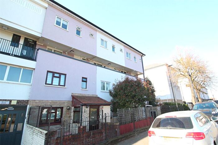 3 Bedroom Maisonette For Sale In Lytchet Way, Enfield, EN3