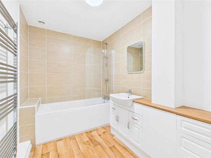 1 Bedroom Flat To Rent In Hazelwood Close, Hitchin, SG5