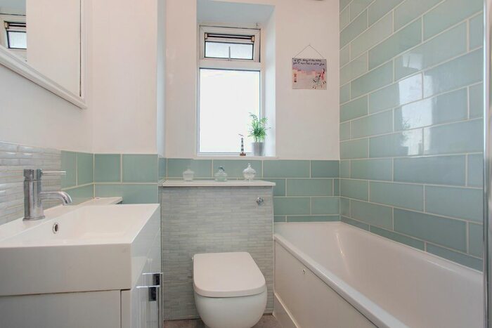2 Bedroom Flat To Rent In Clapham Road Estate, London, SW4