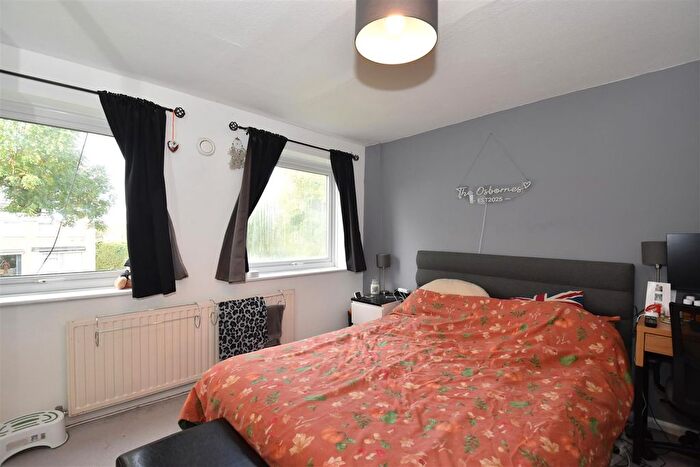 2 Bedroom Property To Rent In Cranbourne Close, Horley, RH6