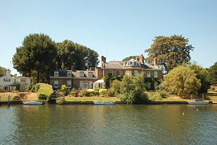 2 Bedroom Flat To Rent In Lower Teddington Road, Hampton Wick, Kingston Upon Thames, Surrey, KT1