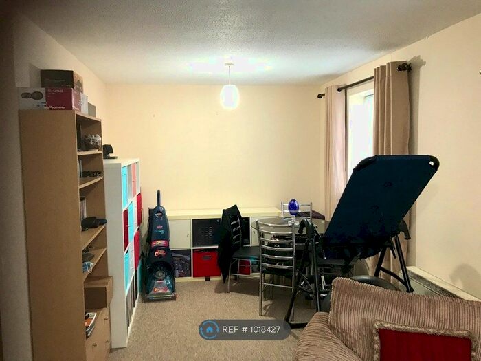 2 Bedroom Flat To Rent In Linden Drive, Liss, GU33