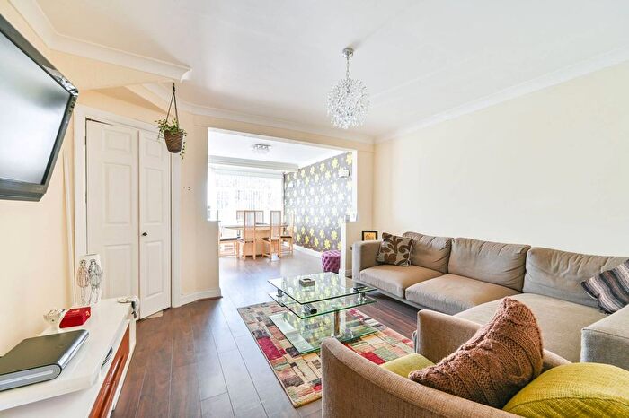 4 Bedroom Semi Detached House For Sale In Mildenhall Road, Slough, SL1