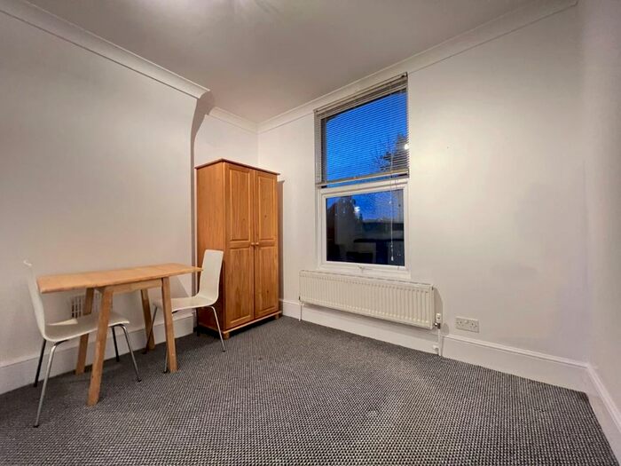 Studio To Rent In Manstone Road, Kilburn, London NW2