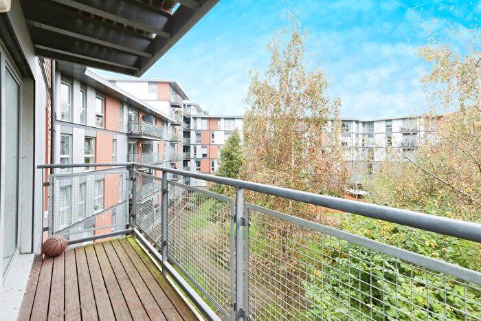 2 Bedroom Flat For Sale In Commonwealth Drive, Crawley, RH10