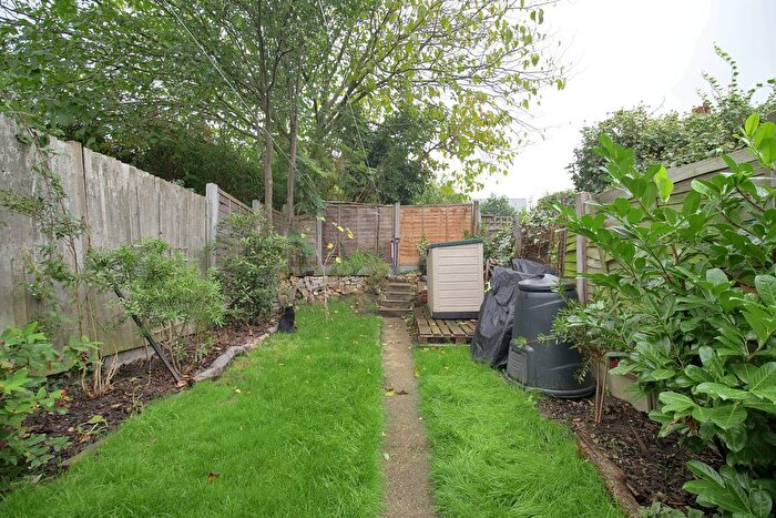 1 Bedroom Flat For Sale In Folkestone Road, London, E17