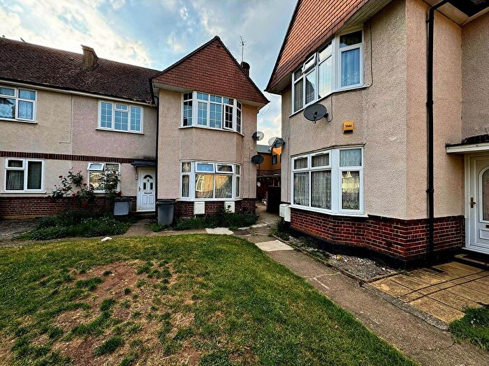 2 Bedroom Maisonette For Sale In Chestnut Court, Chestnut Avenue, Wembley, HA0